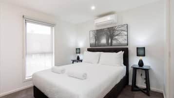 Luxe appartement | Donzen dekbedden, een strijkplank/strijkijzer, gratis wifi, beddengoed