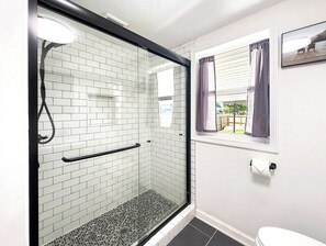 Douche, séchoir à cheveux, serviettes fournies, savon