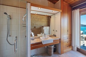 Dusche, Haartrockner, Handtücher, Toilettenpapier