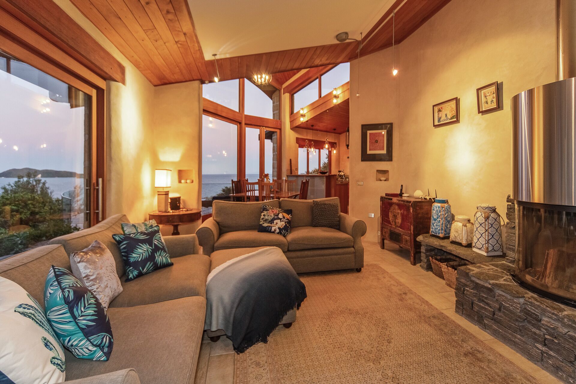 Een televisie, een open haard en boeken