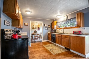 Jääkaappi, mikroaaltouuni, uuni, liesi