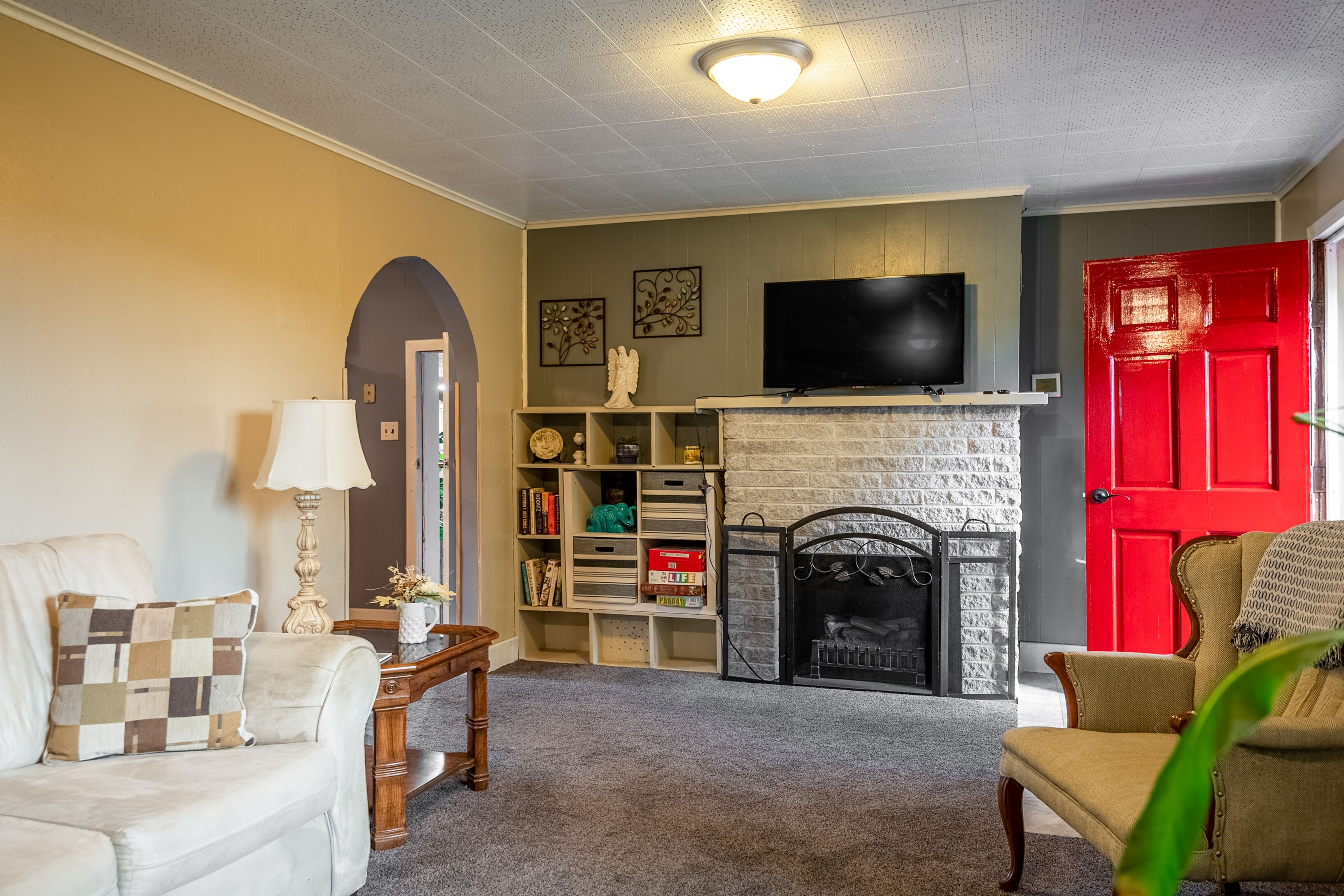 Una Smart TV, una chimenea