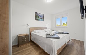 4 bedrooms, iron/ironing board, free WiFi, bed sheets - Awesome home in Srima (Srima)