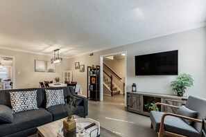 Living area - Well-Appointed Private Townhome in Energy Corridor (Houston)
