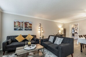 Living area - Well-Appointed Private Townhome in Energy Corridor (Houston)