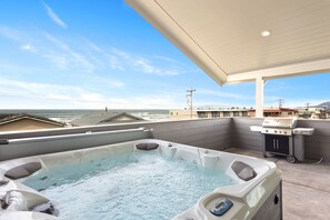 Outdoor spa tub - Brand New Ocean View Beach House w Hot Tub & Sauna (Rockaway Beach)