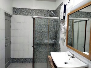 Deluxe Double Room | Bilik Mandi | Kelengkapan dandanan diri percuma, pengering rambut, jubah mandi 