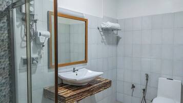 Deluxe Double Room | Bathroom | Free toiletries, hair dryer, bathrobes
