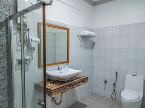Kahden hengen deluxe-huone | Kylpyhuone | Ilmaiset hygieniatuotteet, hiustenkuivaaja, kylpytakit