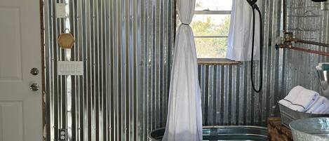 Een haardroger, handdoeken, zeep, toiletpapier