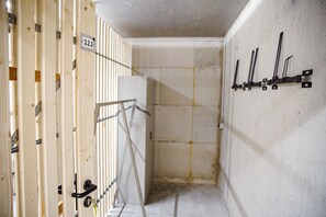 A narrow corridor with metal railings and a door labeled "3.2.3". - Luxuriöse Ferienwohnung im Stadtzentrum: 3 Zimmer, Balkon und Infrarotkabine für Max. 5 Personen - (Winterberg)