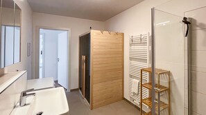 Dusche, Haartrockner, Handtücher, Seife