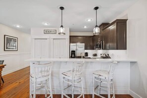 冰箱、微波炉、烤箱、炉灶