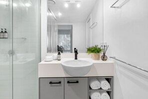 Douche, sèche-cheveux, serviettes fournies, savon