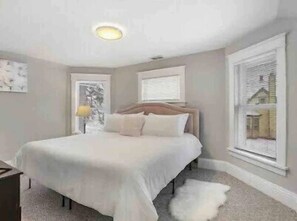 3 slaapkamers, een bureau, een strijkplank/strijkijzer, reisbedje