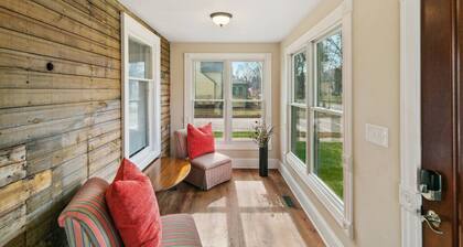 Home w/ porch in DT Libertyville Near Naval Base