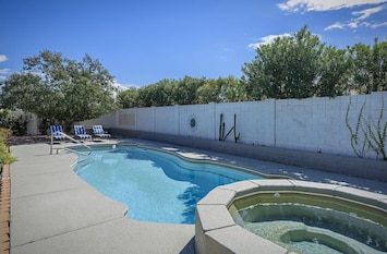 Beautiful pool & hot tub oasis!