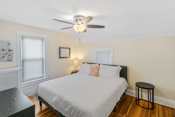 3 chambres, bureau, fer et planche à repasser, lit de bébé portatif