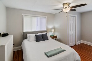 3 habitaciones, escritorio y tabla de planchar con plancha 