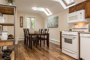 Fridge, microwave, oven, stovetop - Great for families DT Libertyville Near Naval Base (Libertyville)