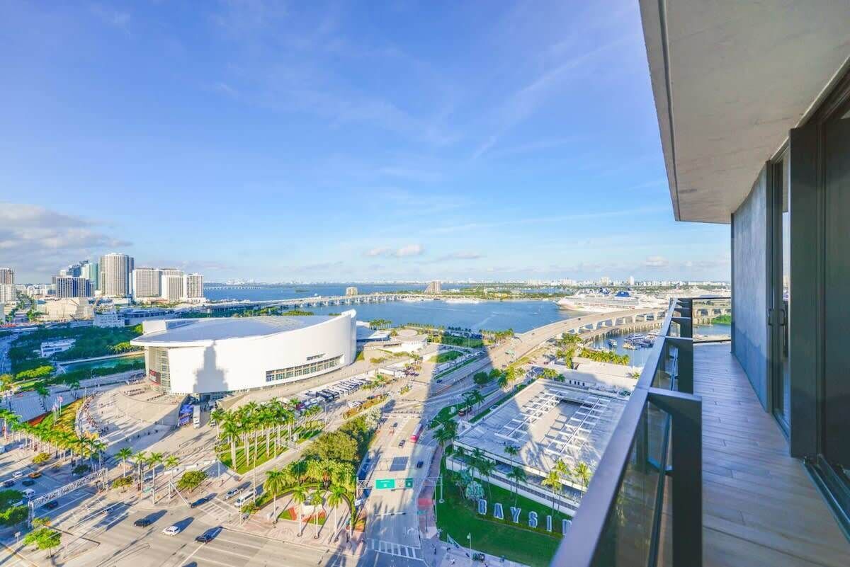 Front Row Bay Views from your Stylish & Modern Apt