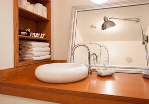 Design Apartment, 1 Bedroom, Non Smoking, Mountain View | Bathroom