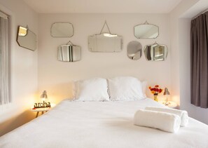 1 bedroom, individually decorated, individually furnished - The Love Shack (Arthur's Point)