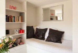 Design Apartment, 1 Bedroom, Non Smoking, Mountain View | Living area