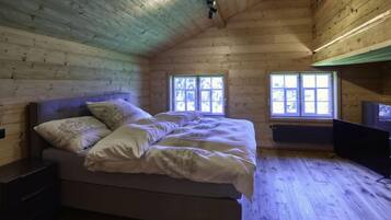 4 bedrooms, desk, internet