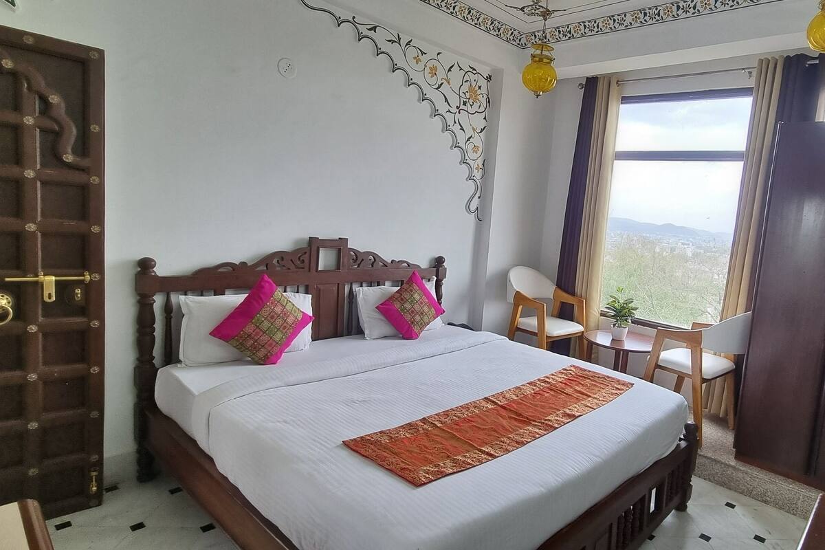 Junior Room | Premium bedding, Select Comfort beds, minibar, desk