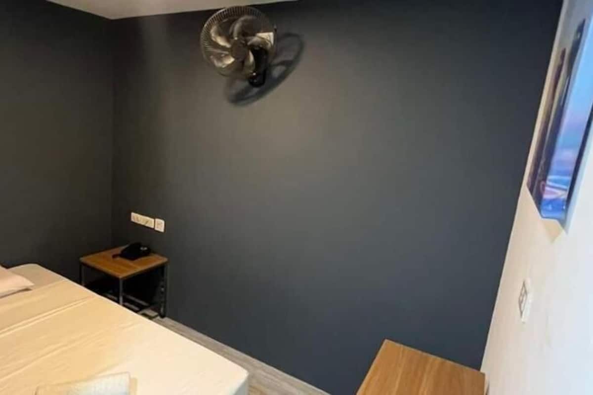 Quarto solteiro | Wi-Fi de cortesia, roupa de cama