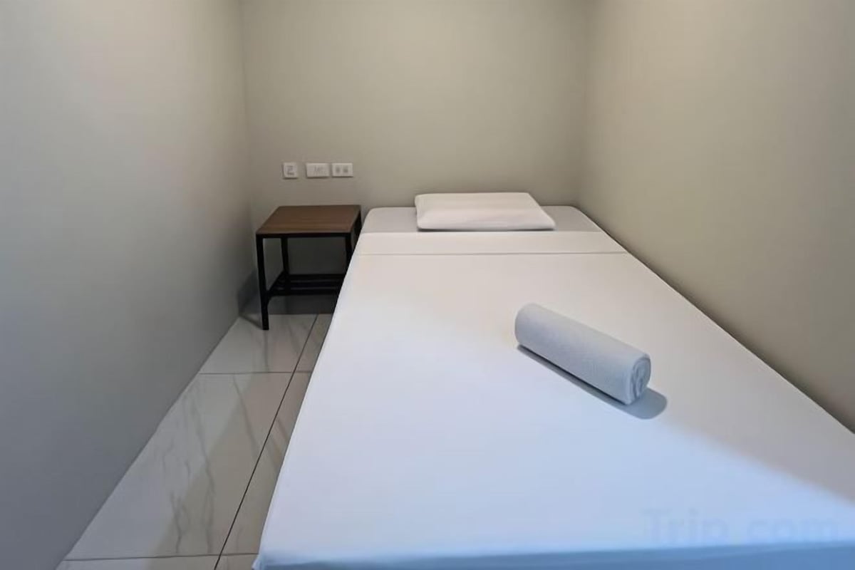 Single Room 1 (Shared Bathroom/Fan Room)