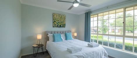 4 soverom, skrivebord, strykejern/-brett og reiseseng for barn