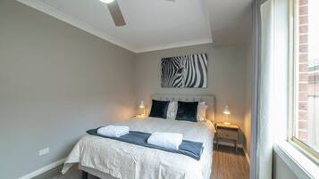 4 Schlafzimmer, Schreibtisch, Bügeleisen/Bügelbrett, Reisekinderbett