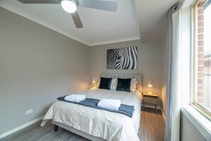 4 soverom, skrivebord, strykejern/-brett og reiseseng for barn