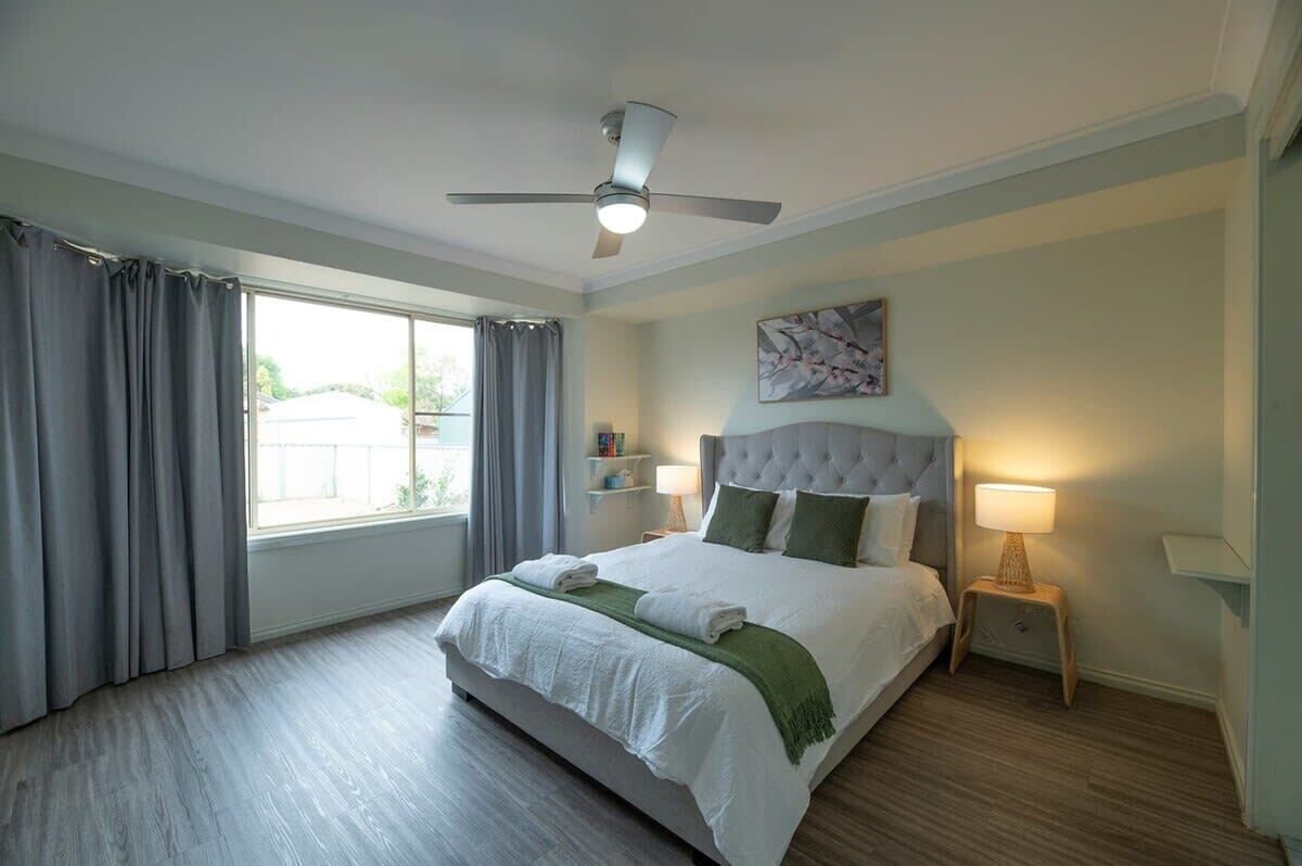 4 chambres, bureau, fer et planche à repasser, lit parapluie