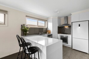 Køleskab, mikrobølgeovn, ovn, kogeplade