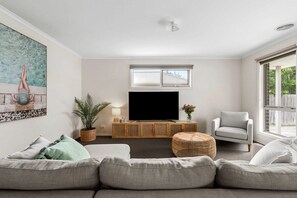 TV, offices - West Addis I Longer Stays Welcome (Geelong West)