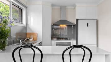 Frigorífico, microondas, horno y placa de cocina