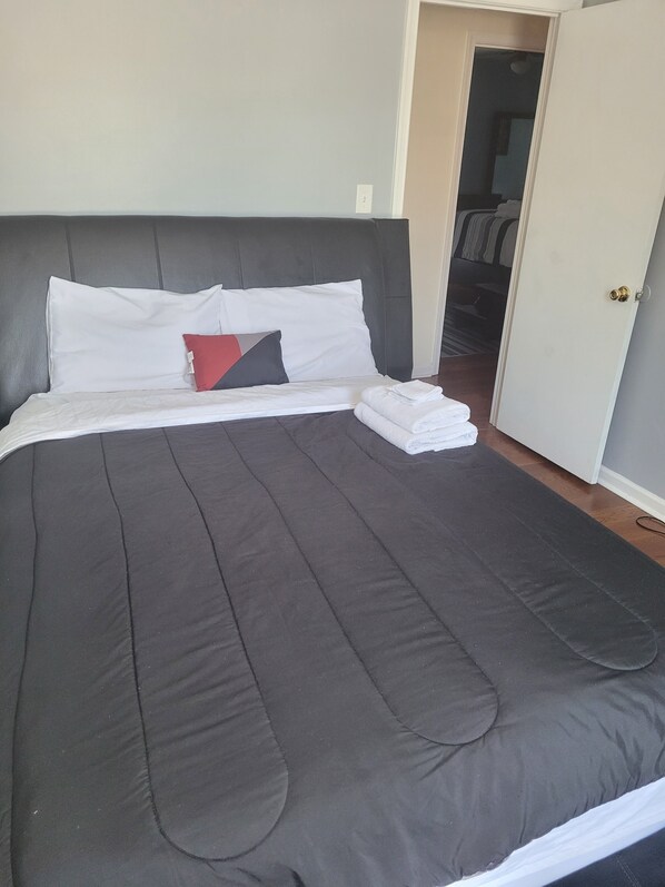 4 habitaciones, tabla de planchar con plancha, wifi y ropa de cama 