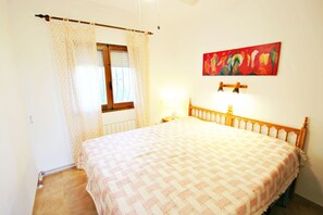 3 bedrooms, desk, iron/ironing board, WiFi