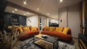 Smart TV, fireplace, books, stereo
