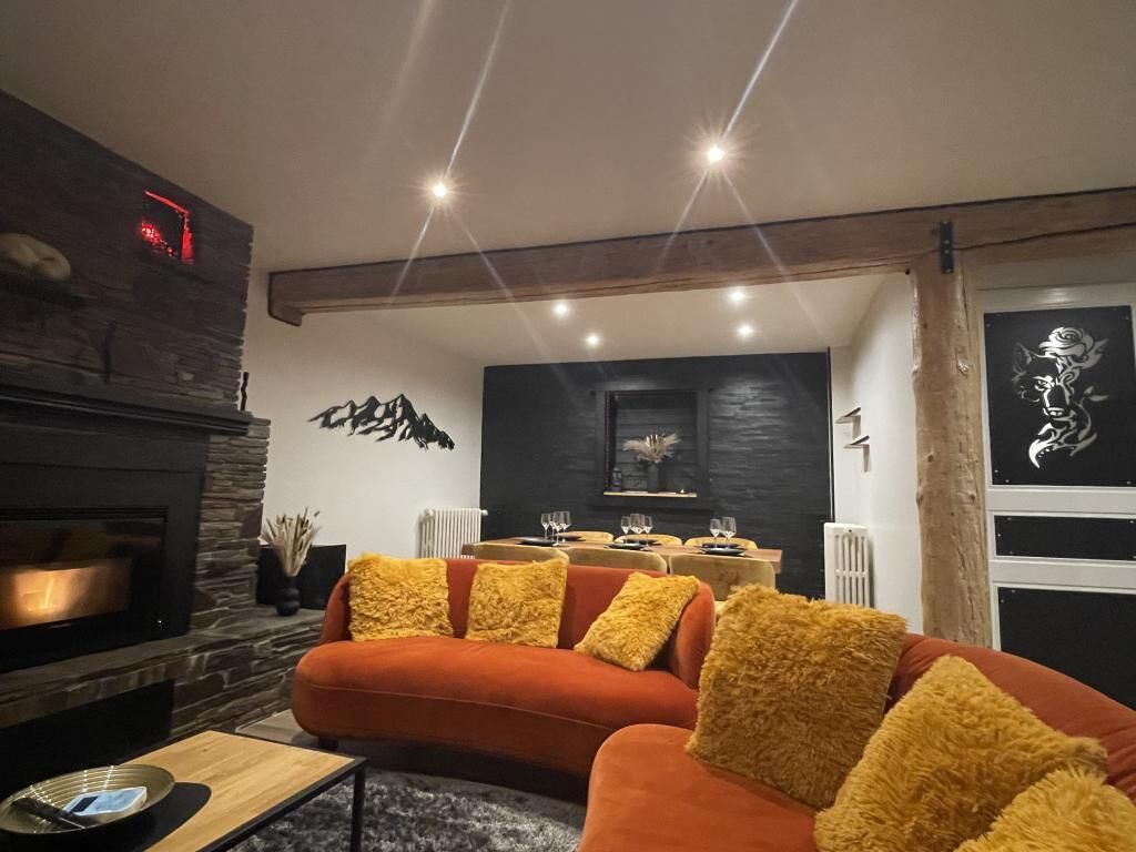 TV connectée, cheminée, livres, chaîne hi-fi