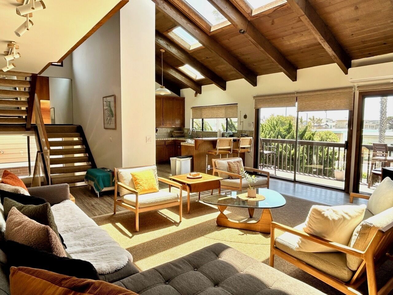 TV connectée, cheminée, livres, écrans d'ordinateur