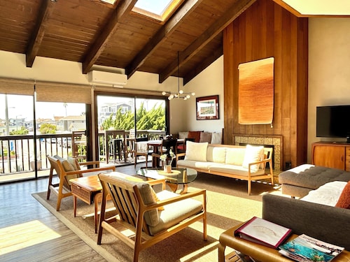 Mid-Century Beach Lodge- 1 Block to Beach!