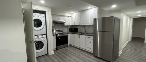 冷蔵庫、電子レンジ、オーブン、コンロ