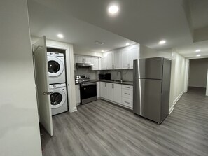 Fridge, microwave, oven, stovetop - 2 bedroom legal basement apartment with full bath, including private entrance (Brampton)
