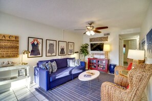 TV, books - Beachside Cottage - 5 min walk to the Beach (Cocoa Beach)