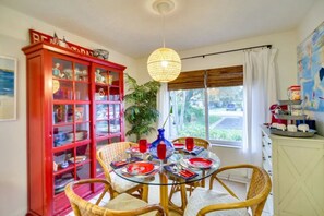 Dining - Beachside Cottage - 5 min walk to the Beach (Cocoa Beach)