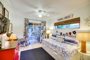 2 bedrooms, desk, iron/ironing board, travel crib - Beachside Cottage - 5 min walk to the Beach (Cocoa Beach)
